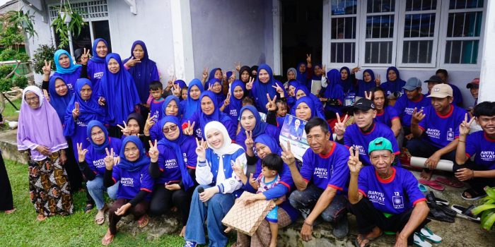 Bella Jayanti bersama simpatisan dan pendukungnya